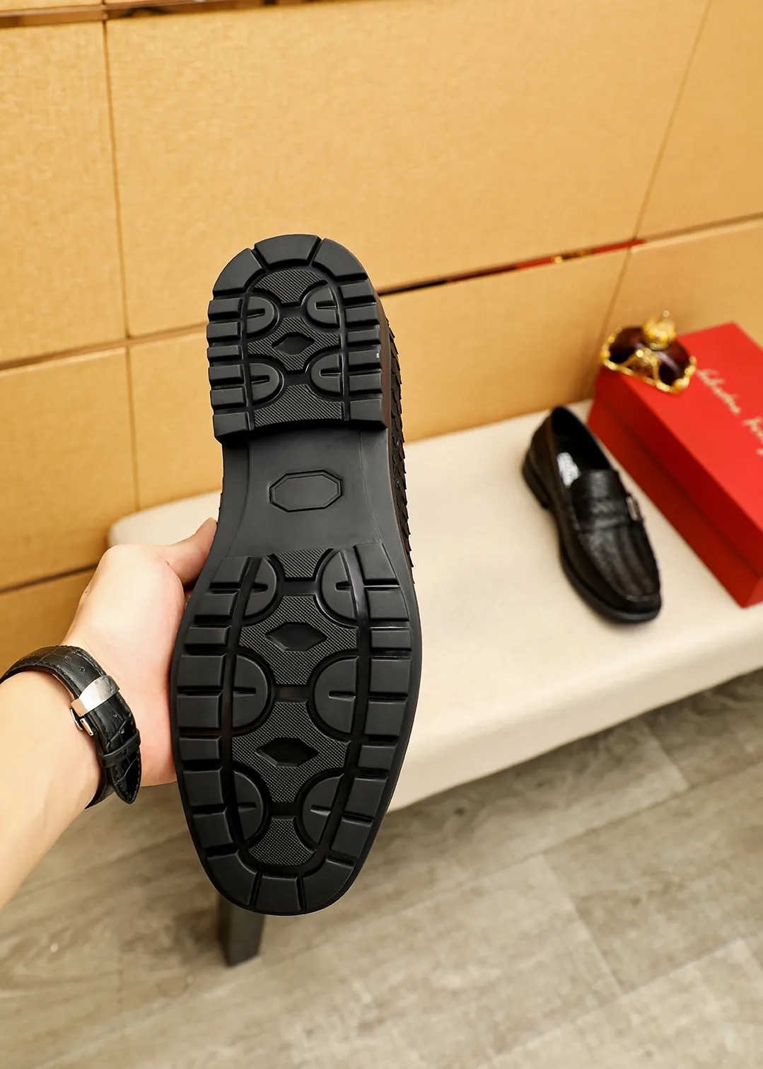Men's shoes 💰520 💐 Product trademark: Ferragamo "Ferragamo" casual leather shoes Regular size: 38-44 (45.46🉑️customized) Product materials: Selected imported first-layer calfskin embossed upper + original hardware buckle, imported water-dyed cow leather lining. Strong three-dimensional visual effect, original outsole color: 1⃣️color optional